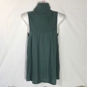 Old Navy Woman’s turtle neck sleeveless sweater